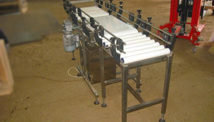 Изготовлена система из роликовых и ленточного транспортеров